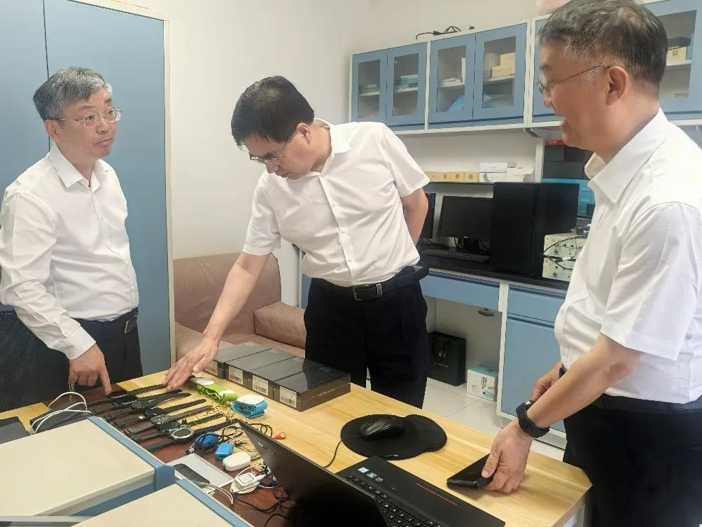 必威国家药品监督管理局副局长徐景和一行到中国中医科学院医学实验中心调研中医医疗器
